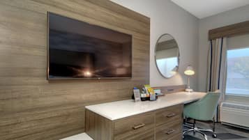 Phòng, 1 giường cỡ king (Drinks & Snacks) | Bàn, khu vực làm việc phù hợp cho laptop, bàn ủi/dụng cụ ủi quần áo