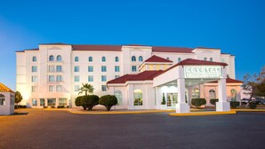 A multi-story hotel with a red-tiled roof and a sign reading "KRYSTAL URBAN HOTELS". - Krystal Urban Ciudad Juárez by US Consulate (Ciudad Juárez)