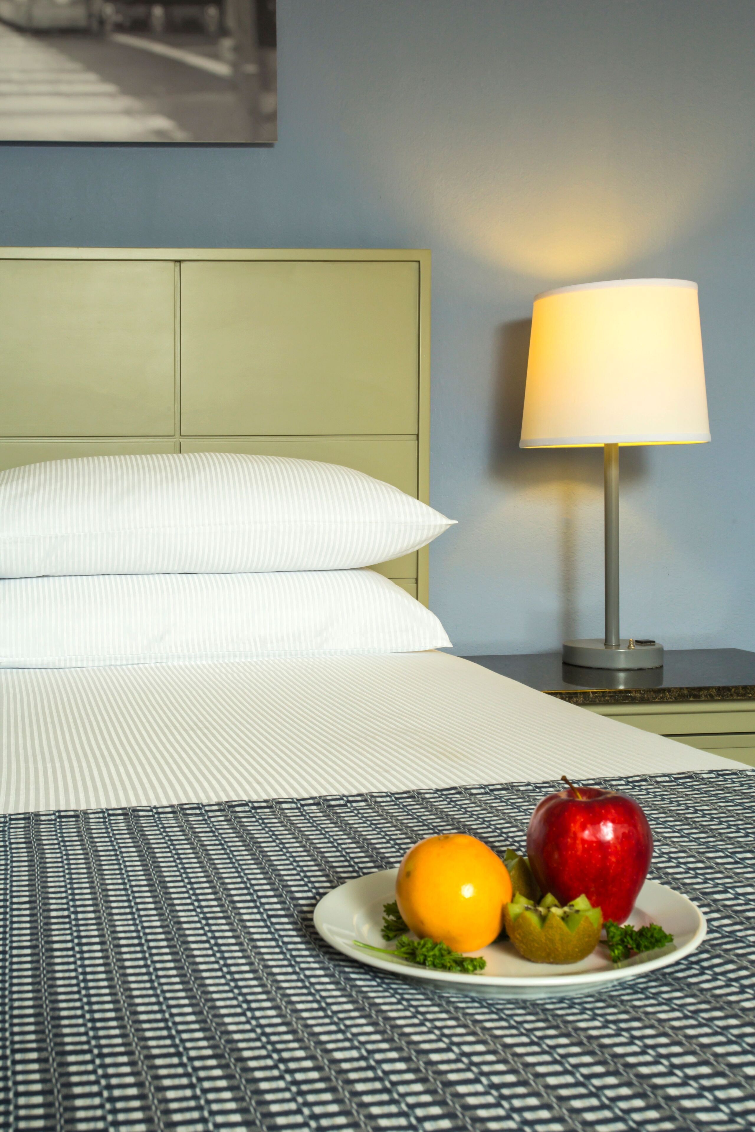 standard room, 1 king bed | in-room safe, desk, blackout curtains, soundproofing