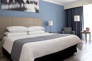 房內夾萬、書桌、遮光窗簾/窗簾、熨斗/熨衫板