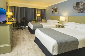 Safe på rommet, skrivebord, blendingsgardiner og strykejern/-brett