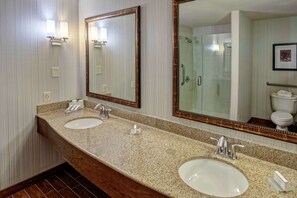Duschwanne, Designer-Toilettenartikel, Haartrockner, Handtücher