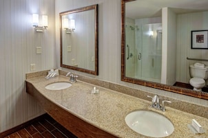 Combined shower/tub, designer toiletries, hair dryer, towels