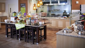 Frokost og middag serveres