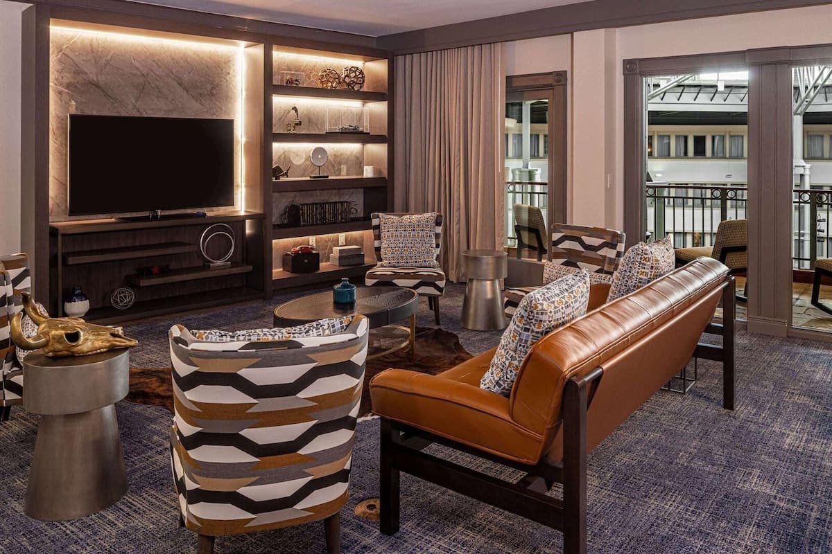 Living area | 32-inch LCD TV with cable channels, TV