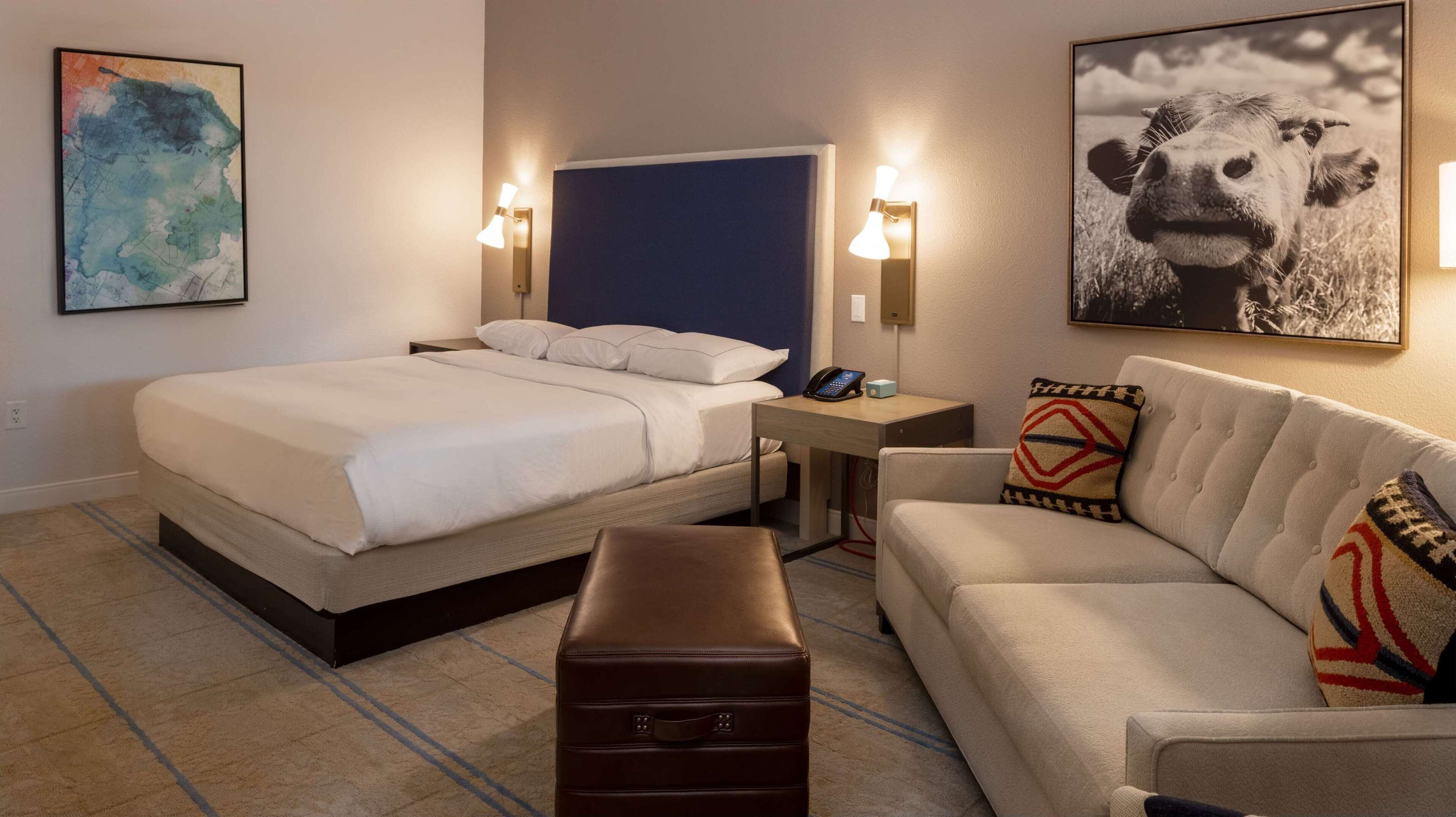 premier room, 1 king bed | living area | 32-inch lcd tv with cable channels, tv