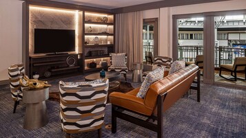 套房 | 高档床上用品、加厚床垫、客房内保险箱、办公桌