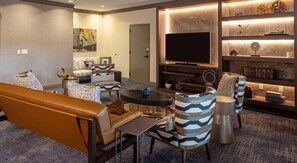Premium bedding, pillow-top beds, in-room safe, desk - Hilton Austin Airport (Austin)