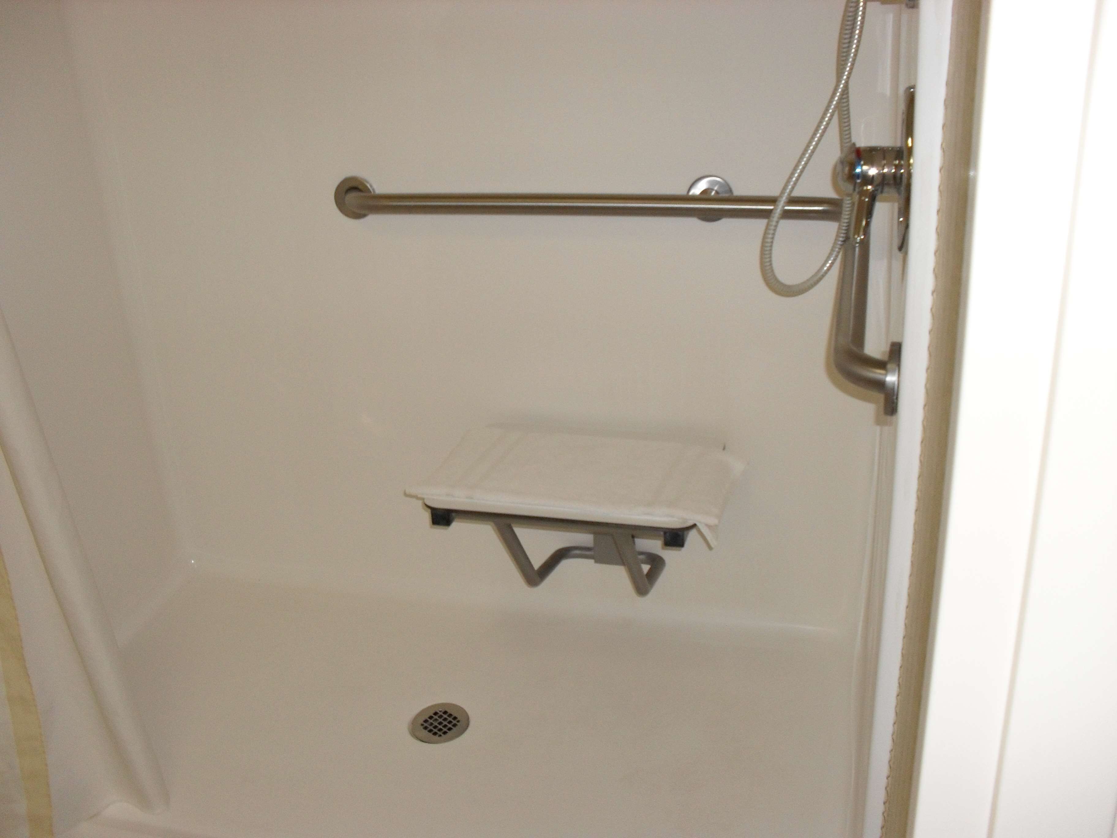 Room, 1 King Bed, Accessible | Bathroom