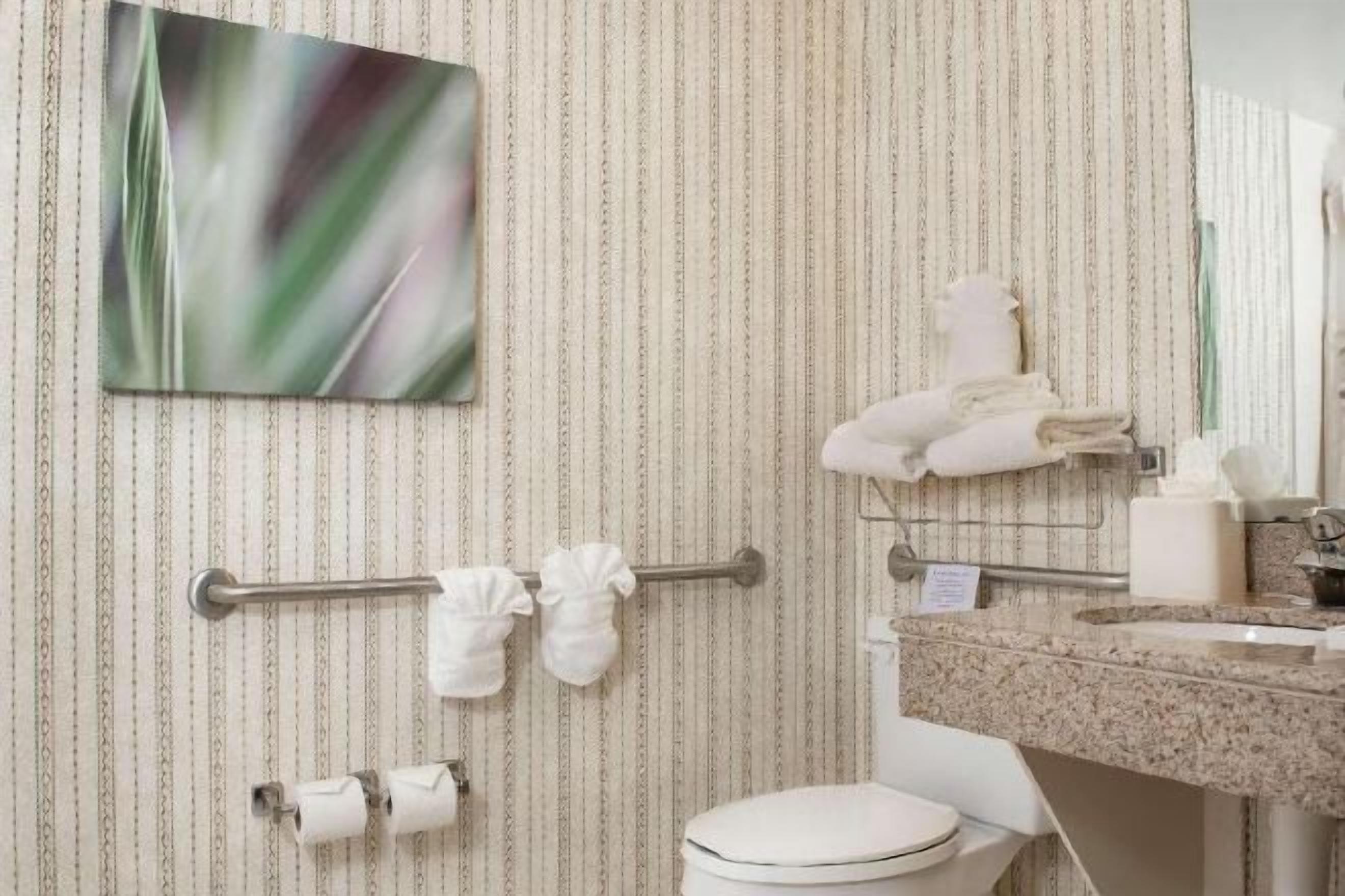 Salle de bain | Ensemble douche/baignoire, articles de toilette de luxe, sèche-cheveux