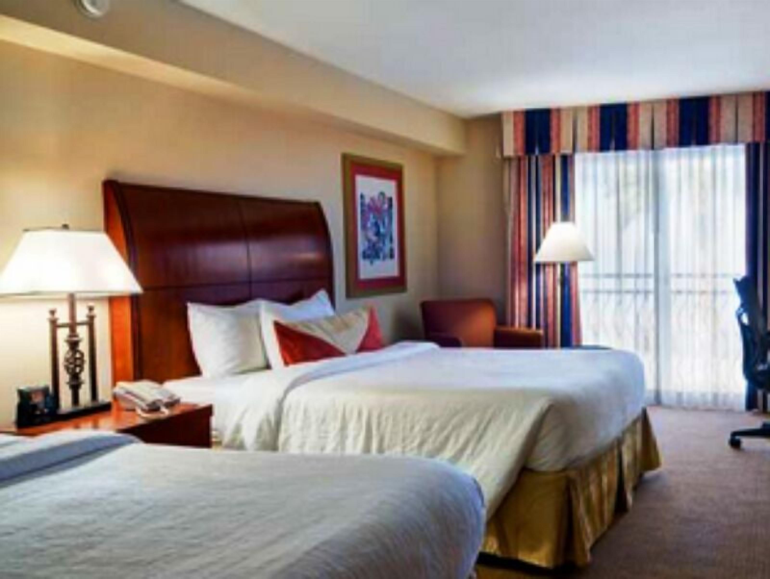 Luxe beddengoed, donsdekens, een bureau, een laptopwerkplek