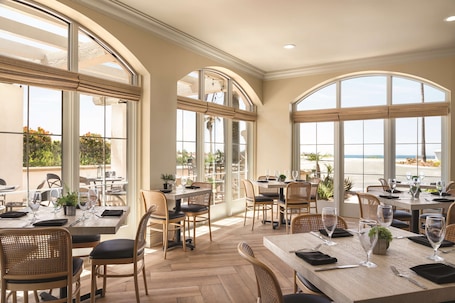 Se sirven desayunos y cenas, con vista al mar