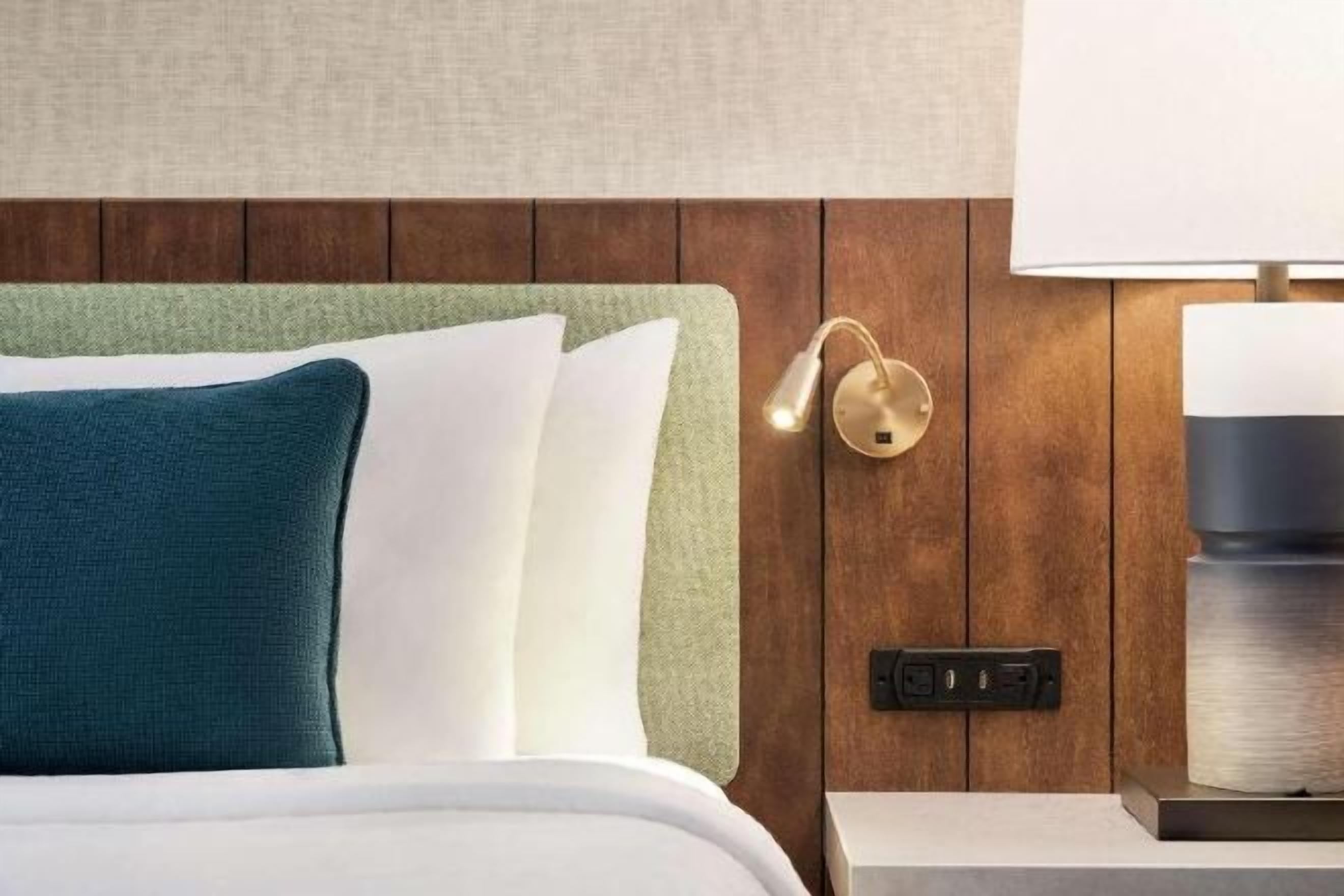 Luxe beddengoed, donsdekens, een bureau, een laptopwerkplek