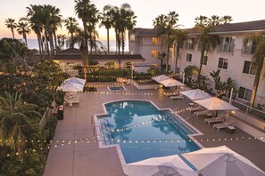 Outdoor pool, pool umbrellas, pool loungers - Hilton Garden Inn Carlsbad Beach (Carlsbad)