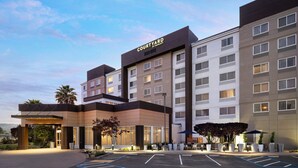 Un hôtel Courtyard by Marriott au design moderne, doté d’un hall d’entrée spacieux, d’un espace extérieur aménagé et d’un parking.