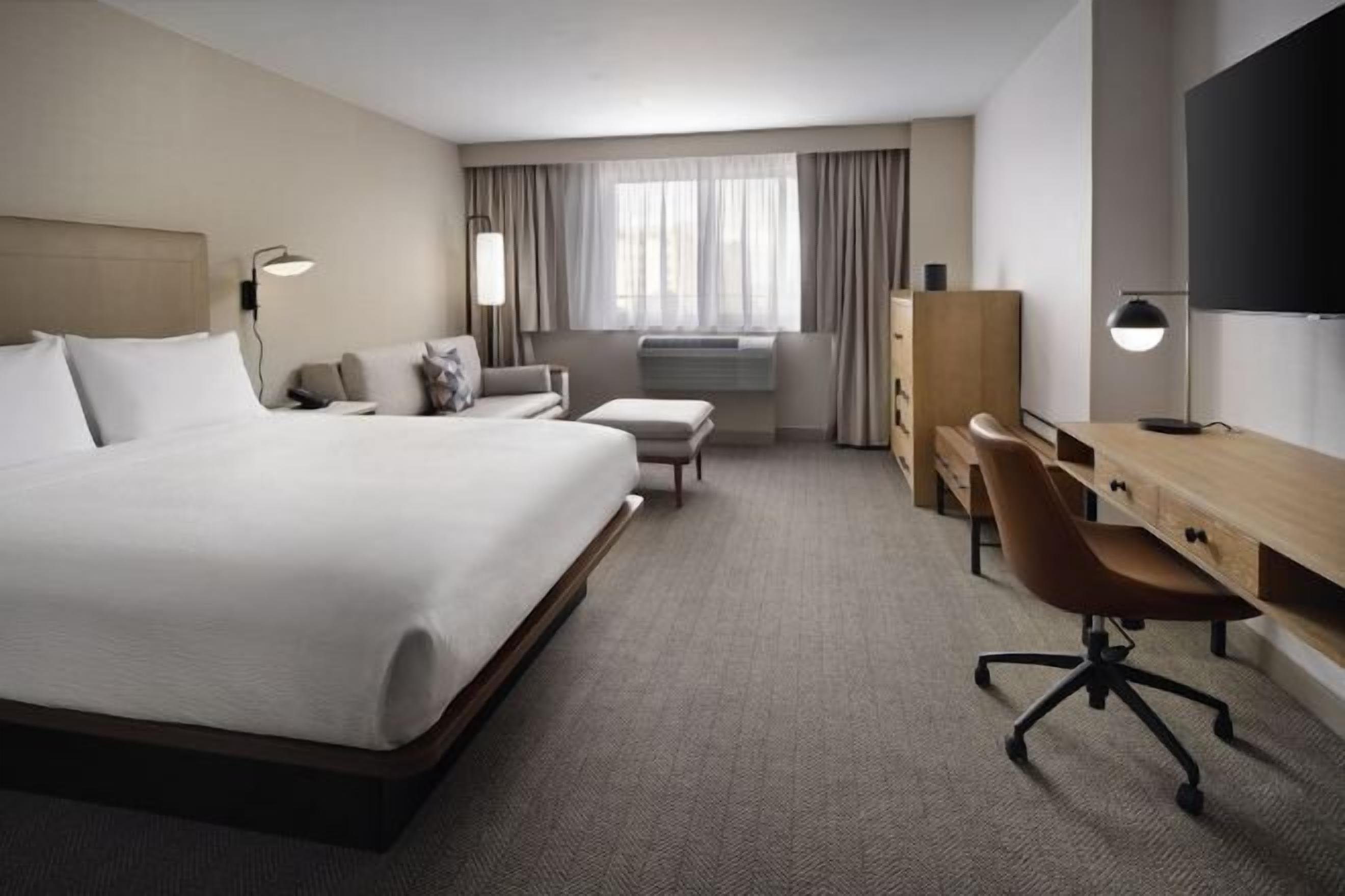 書桌、筆電工作空間、遮光布/窗簾、熨斗/熨衣板