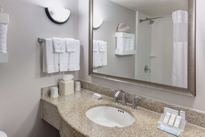 Combined shower/bathtub, free toiletries, hair dryer, towels - Hilton Garden Inn McAllen Airport (McAllen)