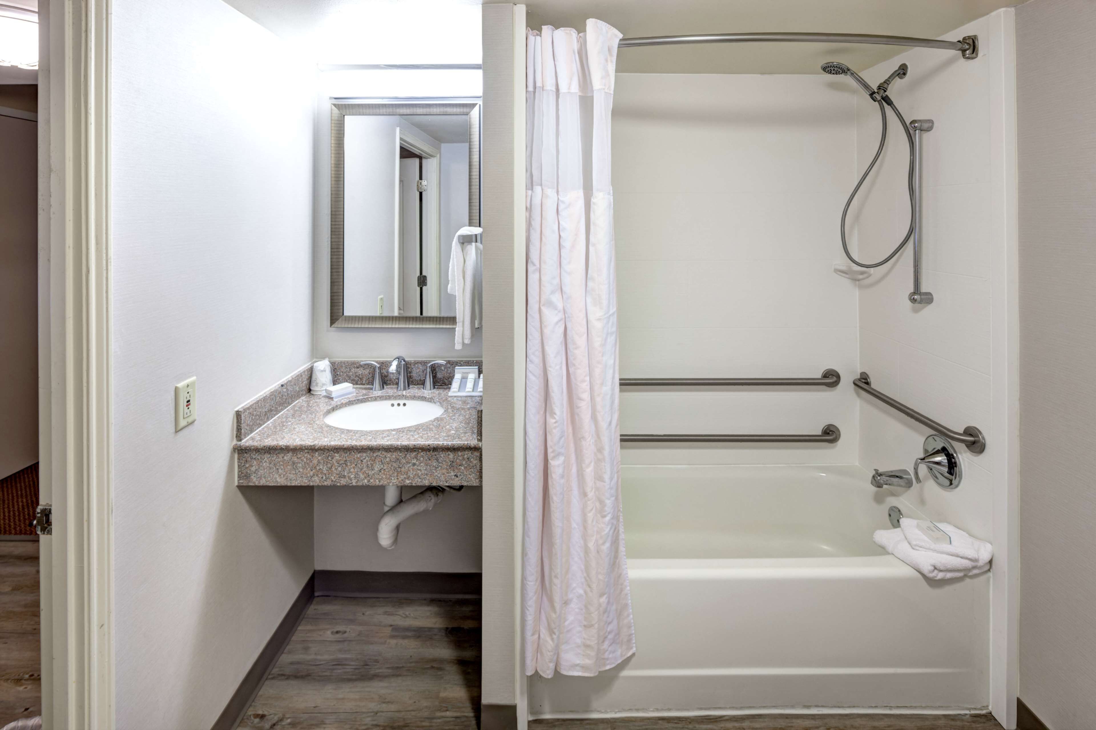 Un baño con bañera, lavabo y zona de ducha.