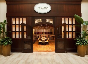 3 restaurants, servant le déjeuner et le dîner; cuisine italienne