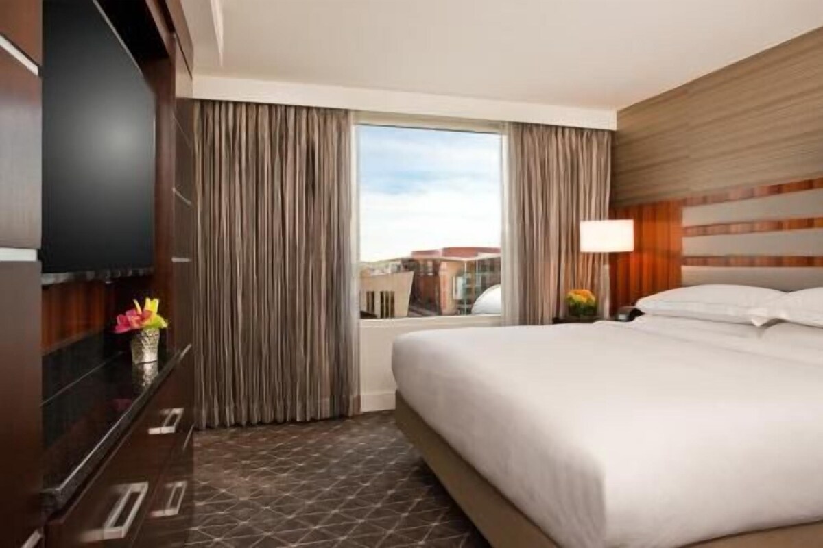 1 bedroom, premium bedding, in-room safe, desk