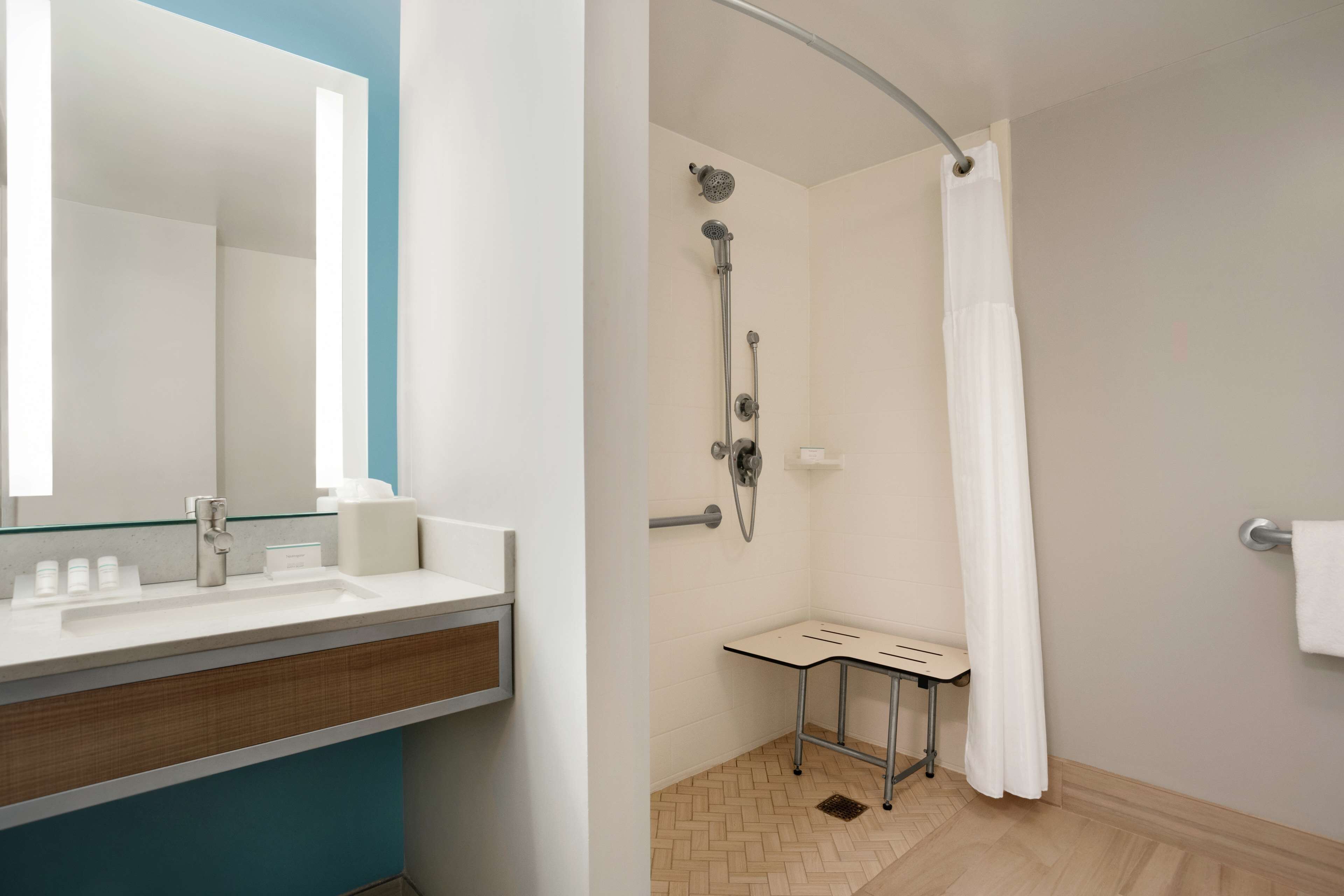 Un baño con lavabo, espejo, ducha e inodoro.