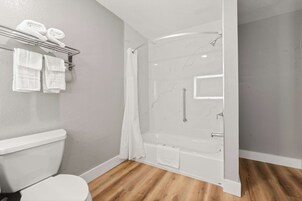 Combined shower/tub, towels