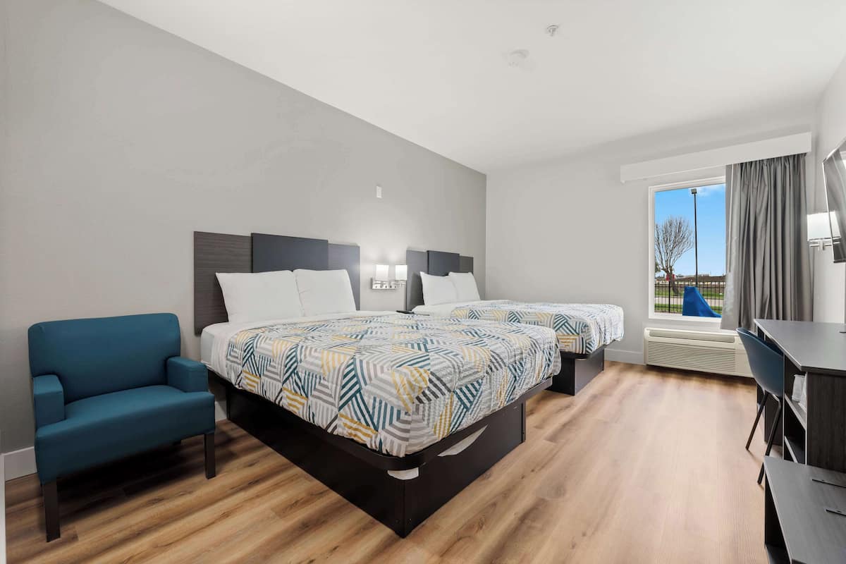 Minibar, iron/ironing board, free WiFi, bed sheets