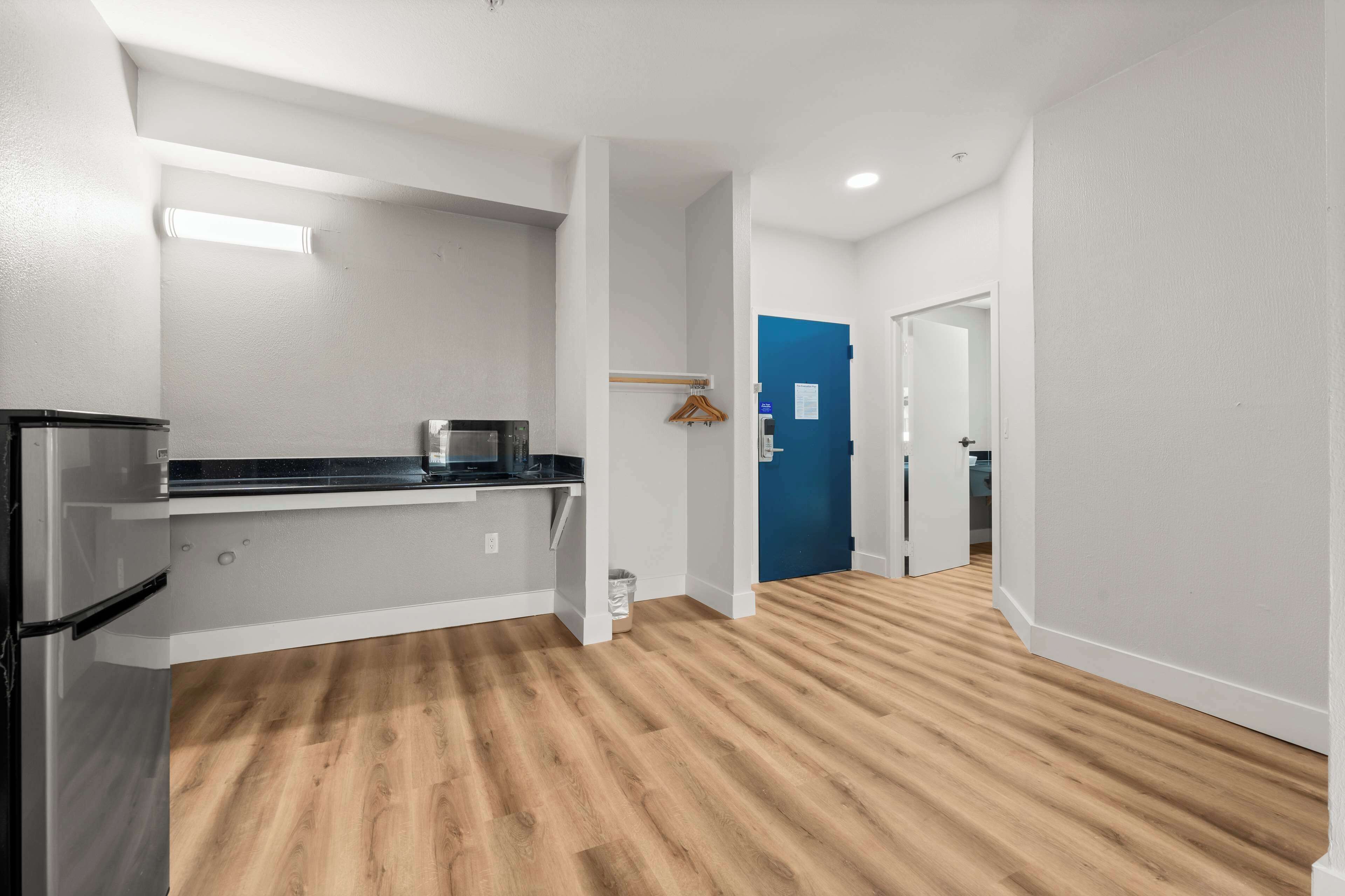 Minibar, iron/ironing board, free WiFi, bed sheets