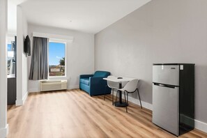 Minibar, iron/ironing board, free WiFi, bed sheets