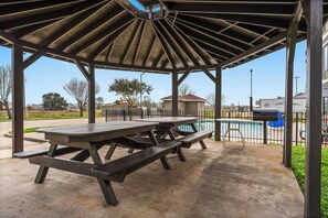 BBQ/picnic Area - Motel 6 Rosenberg, TX (Rosenberg)