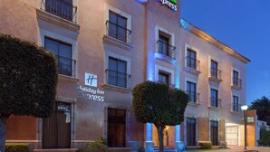 Un edificio con el letrero de Holiday Inn Express.