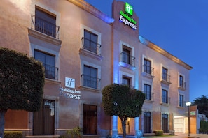 Un edificio con el letrero de Holiday Inn Express.