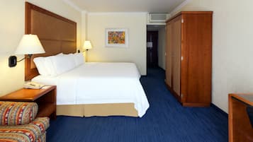 Een kluis op de kamer, een bureau, verduisterende gordijnen