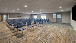 A conference room with rows of chairs, a carpeted floor, and a ceiling with recessed lighting. - Holiday Inn Express & Suites Paso Robles by IHG (Paso Robles)
