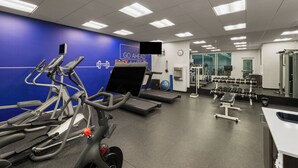 A gym with treadmills, a stationary bike, and a weight bench. - Holiday Inn Express & Suites Paso Robles by IHG (Paso Robles)