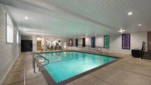 An indoor swimming pool with clear water, surrounded by a tiled floor and walls. - Holiday Inn Express & Suites Paso Robles by IHG (Paso Robles)