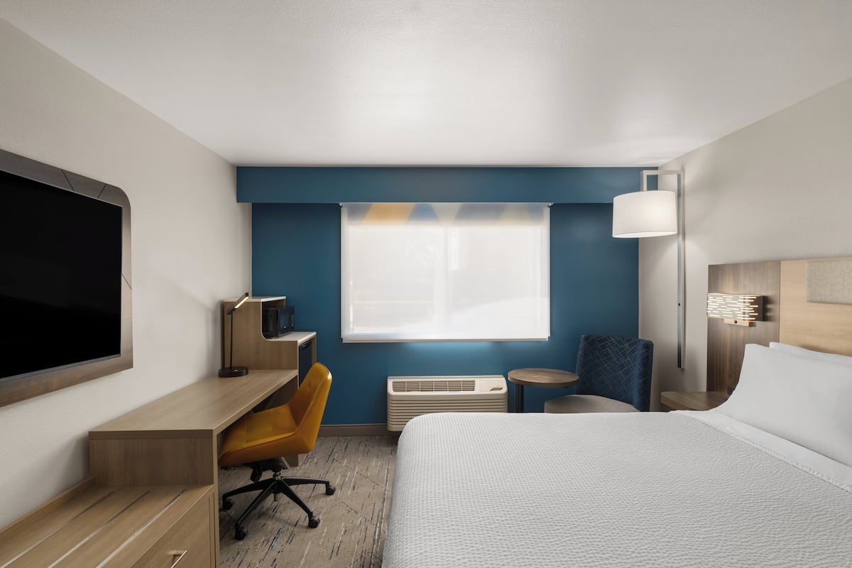 Chambre Standard, 1 trĂšs grand lit, non-fumeur (Communications, Mobility) | Lit avec matelas Ă plateau-coussin, bureau
