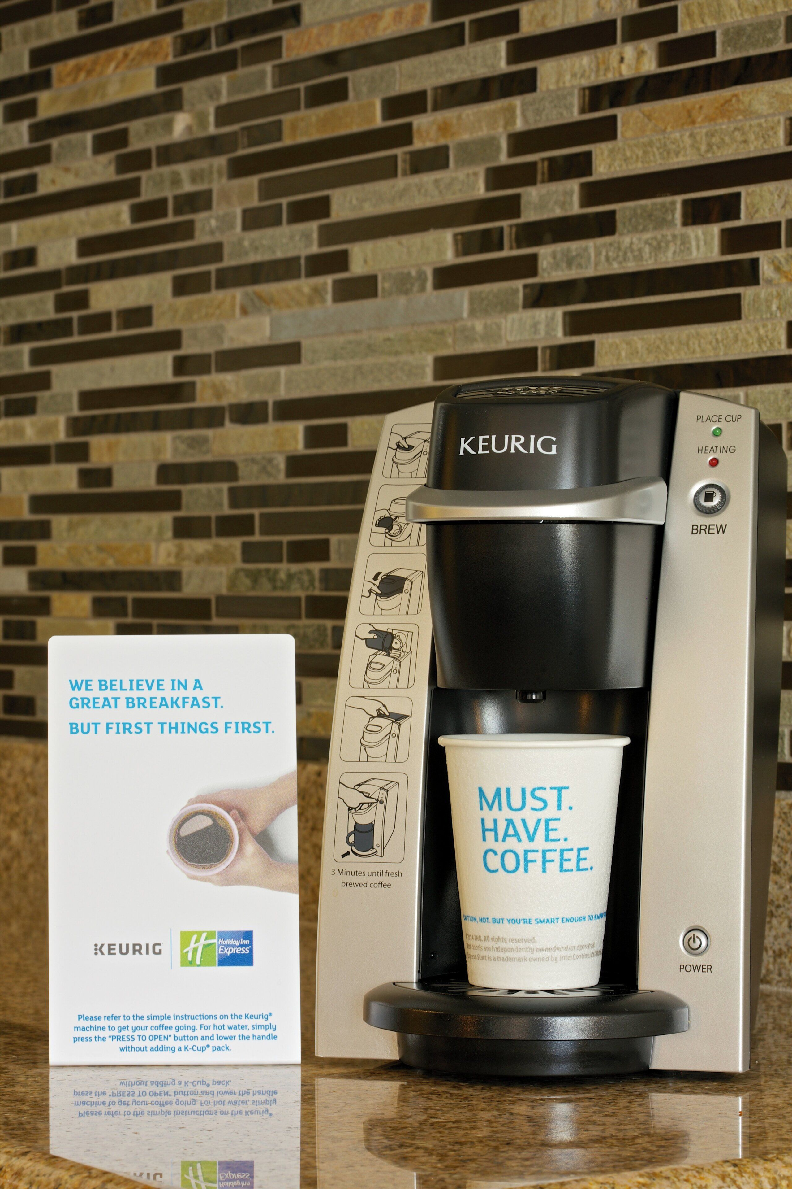Máquina de café Keurig com uma xícara de café e um anúncio promocional.