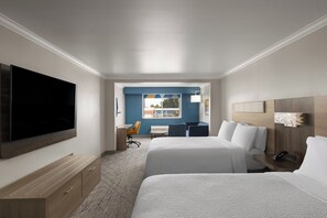 套房, 2 張加大雙人床 | 舒適加層、書桌、筆電工作空間、遮光布/窗簾