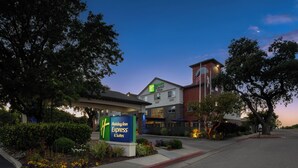 A Holiday Inn Express & Suites hotel with a signboard, surrounded by trees and a well-maintained garden. - Holiday Inn Express & Suites Paso Robles by IHG (Paso Robles)