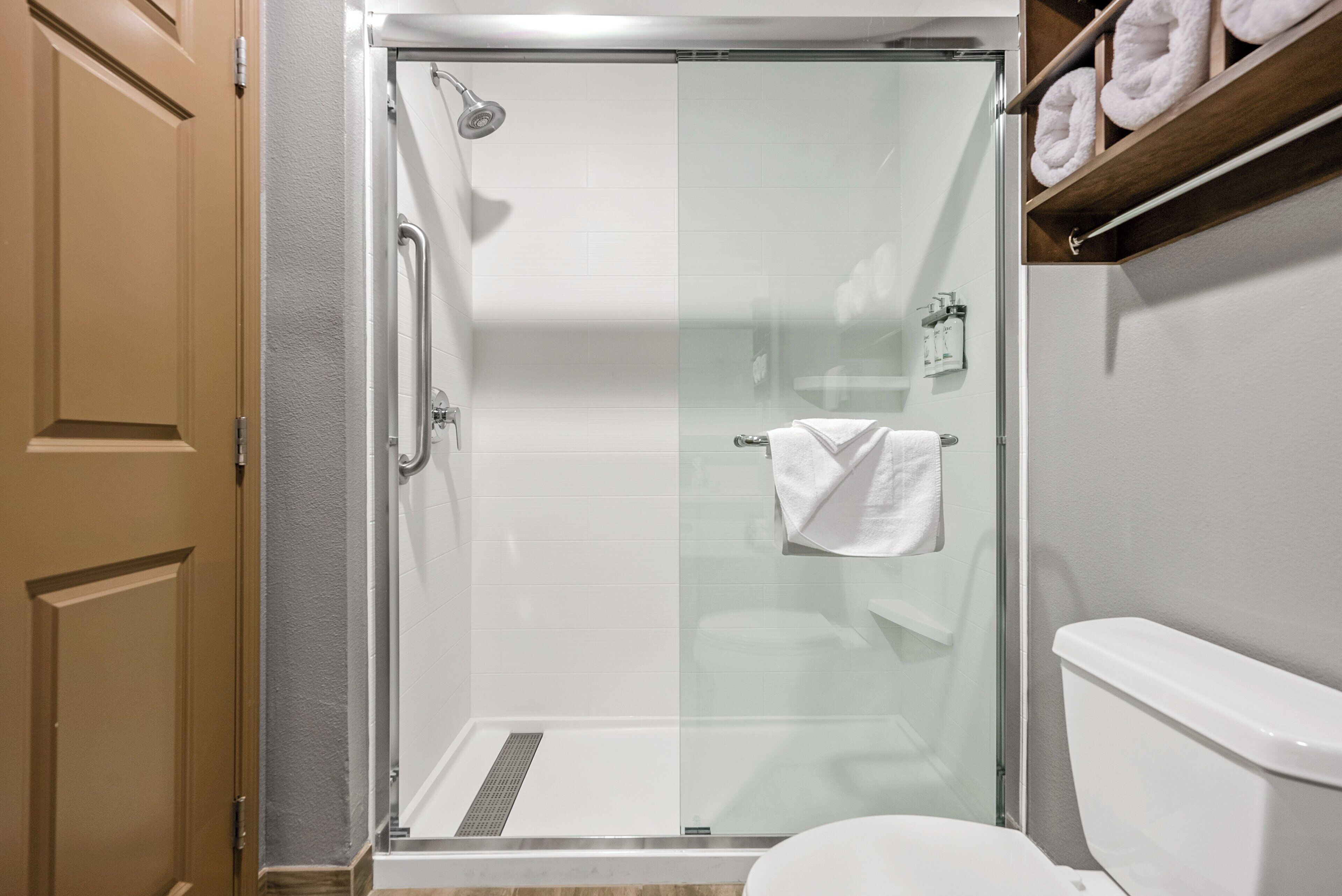 standard room, 1 king bed (walk-in shower) | bathroom | combined shower/bathtub, free toiletries, hair dryer, towels