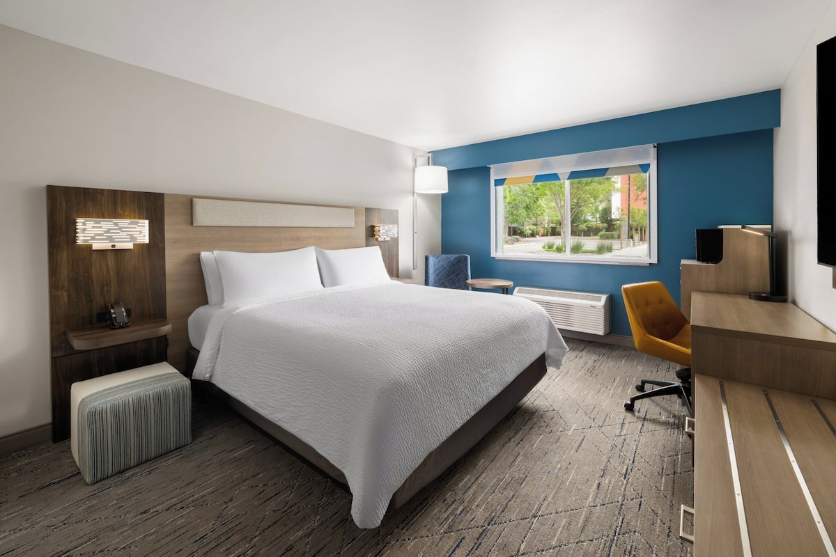 Chambre Standard, 1 trÚs grand lit, accessible aux personnes à mobilité réduite (Communications) | Lit avec matelas à plateau-coussin, bureau