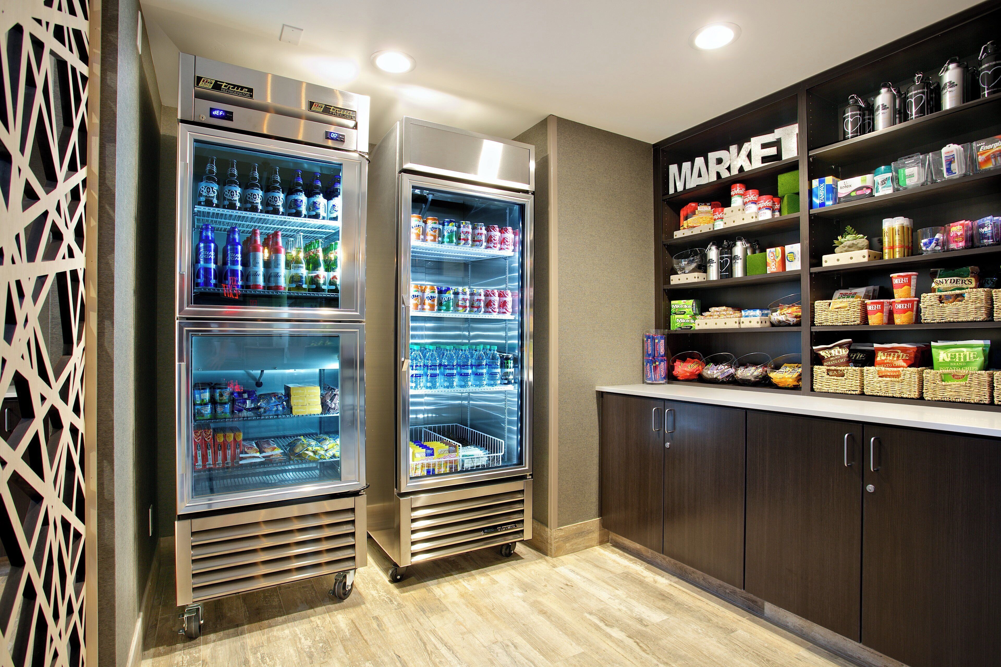 Un refrigerador de autoservicio con varias estantes llenas de diversas bebidas.