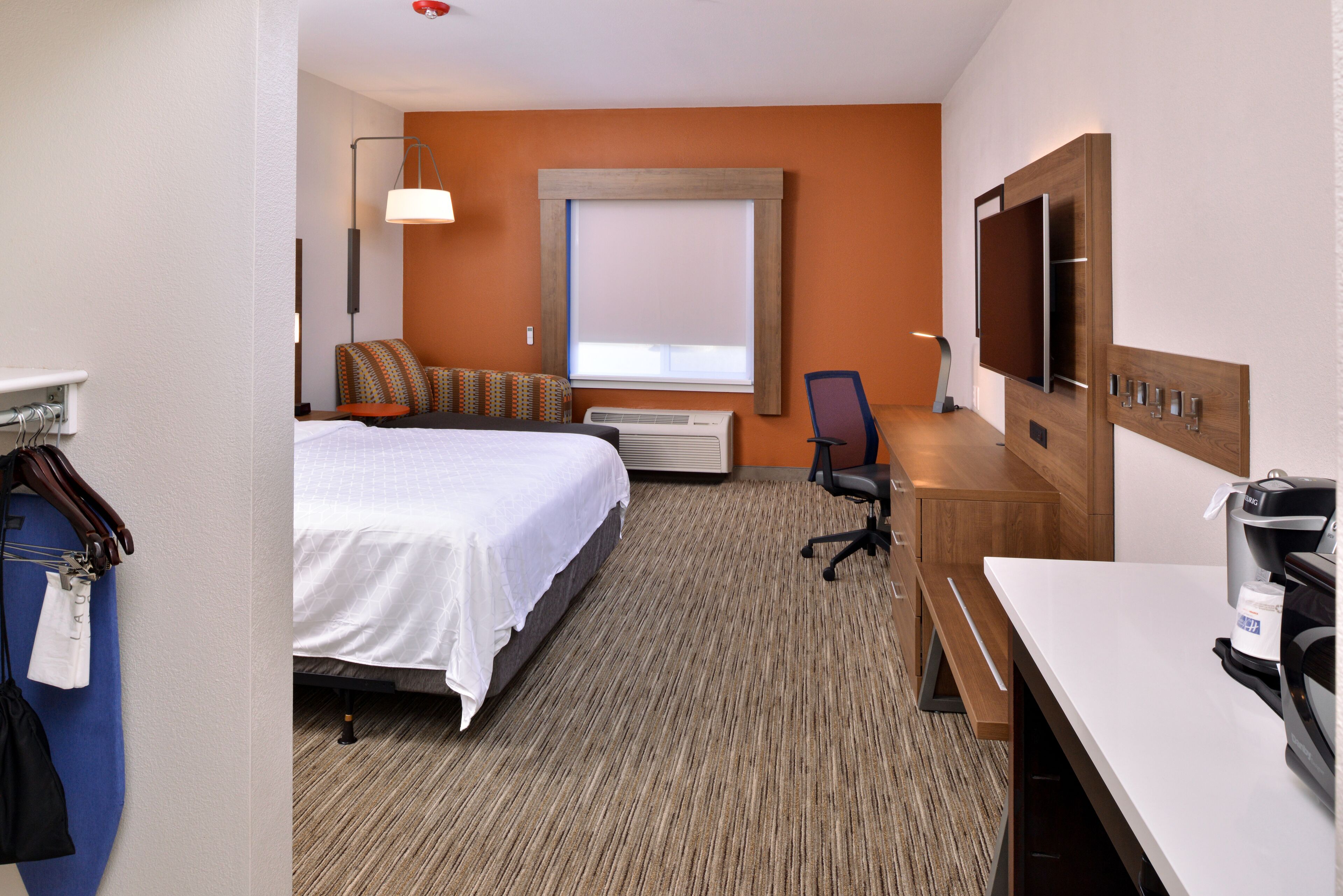 Standard Room, 1 King Bed, Accessible (Communications, Accessible Tub) | In-room safe, desk, blackout drapes, iron/ironing board
