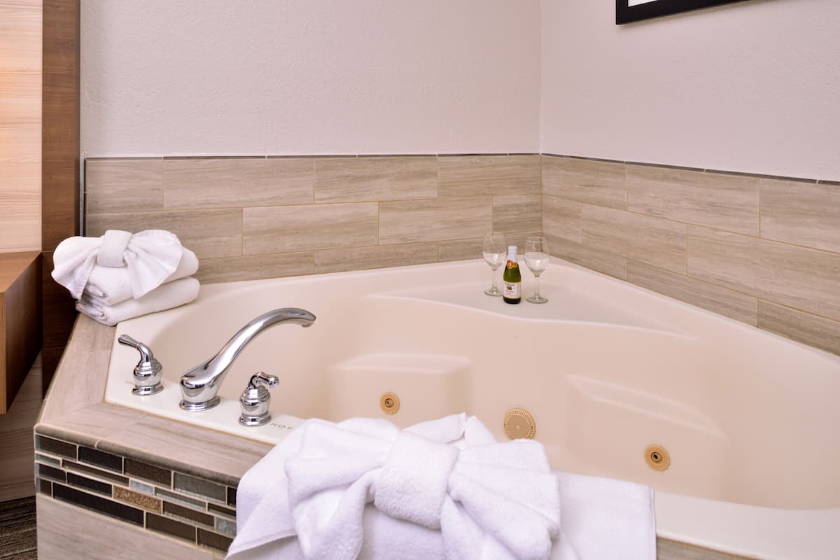 suite, 1 king bed, jetted tub | jetted bathtub