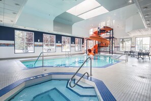 Piscine intérieure, accÚs possible de 8 h à 22 h, chaises longues