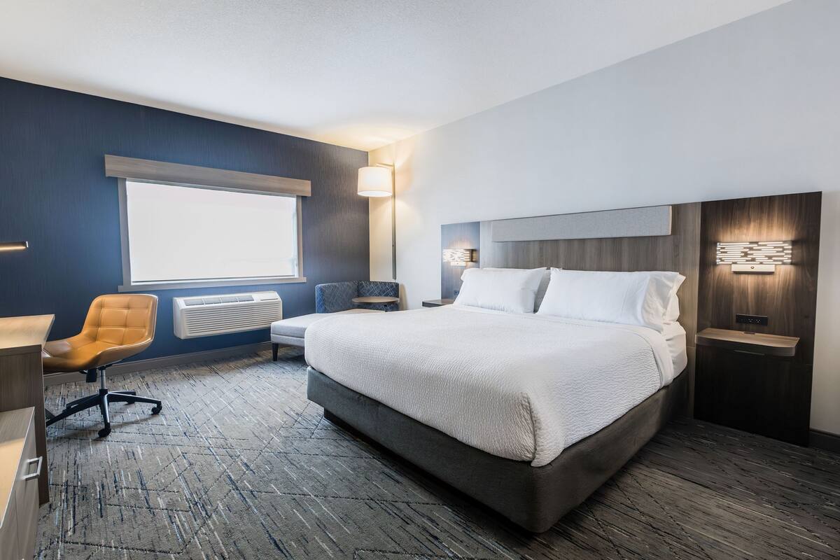 Standard Room, 1 Queen Bed, Mobility Accessible (Accessible Tub) | In-room safe, desk, iron/ironing board, free cots/infant beds