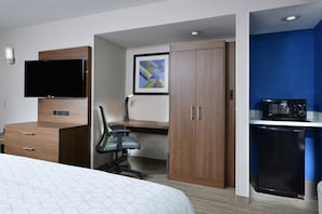 Quarto standard, 1 cama King, acessível (Comm, Tub) | Cofres nos quartos, escrivaninha, espaço de trabalho para notebook