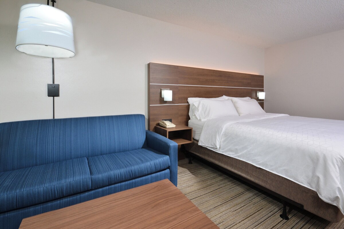 Standard Room, 1 King Bed | In-room safe, desk, laptop workspace, iron/ironing board