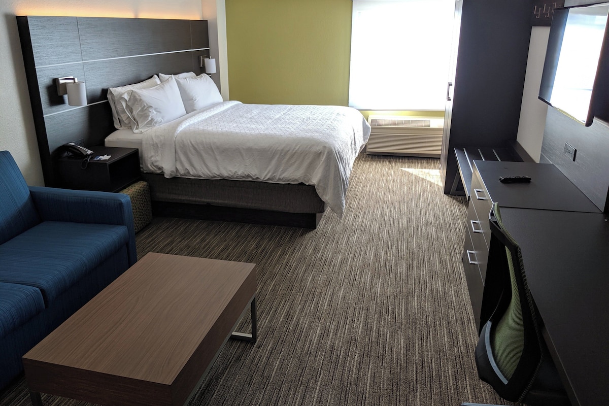 Suite, 1 cama King size y sofá cama | Ropa de cama de alta calidad y caja de seguridad en la habitación